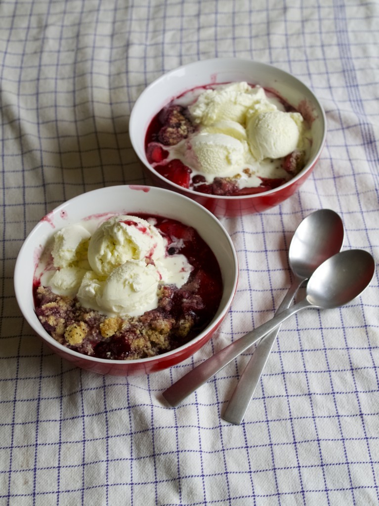 Perfect autumn warm&hot dessert: apple&berry crumble and ice cream