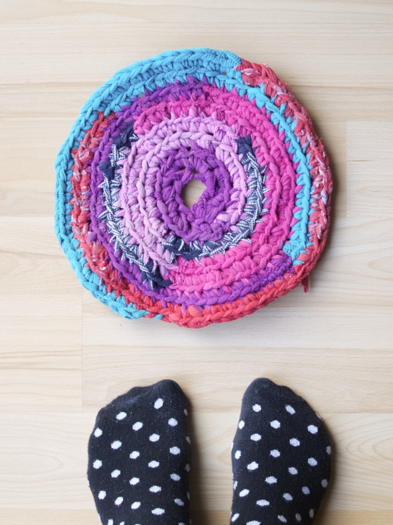 Upcycled crochet rug made of socks DIY