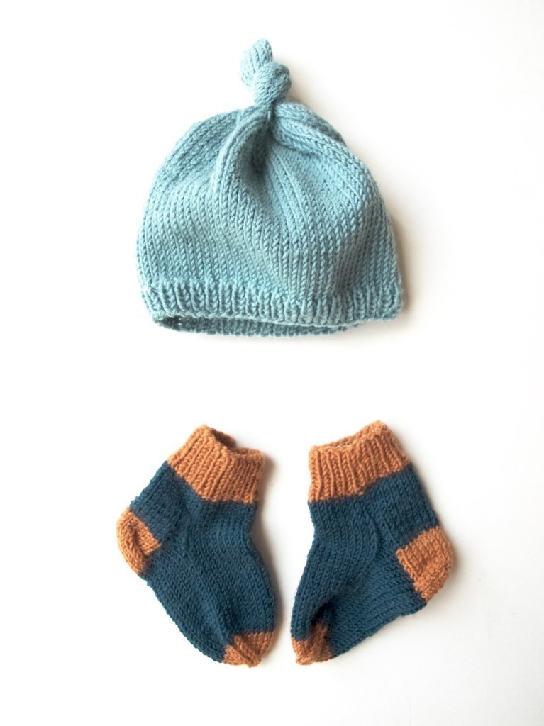 knitted baby hat and socks, too small :(